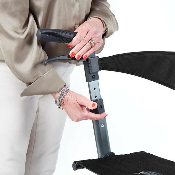 Svart rollator, ergonomisk och kompakt, ergonominen ja kompakti