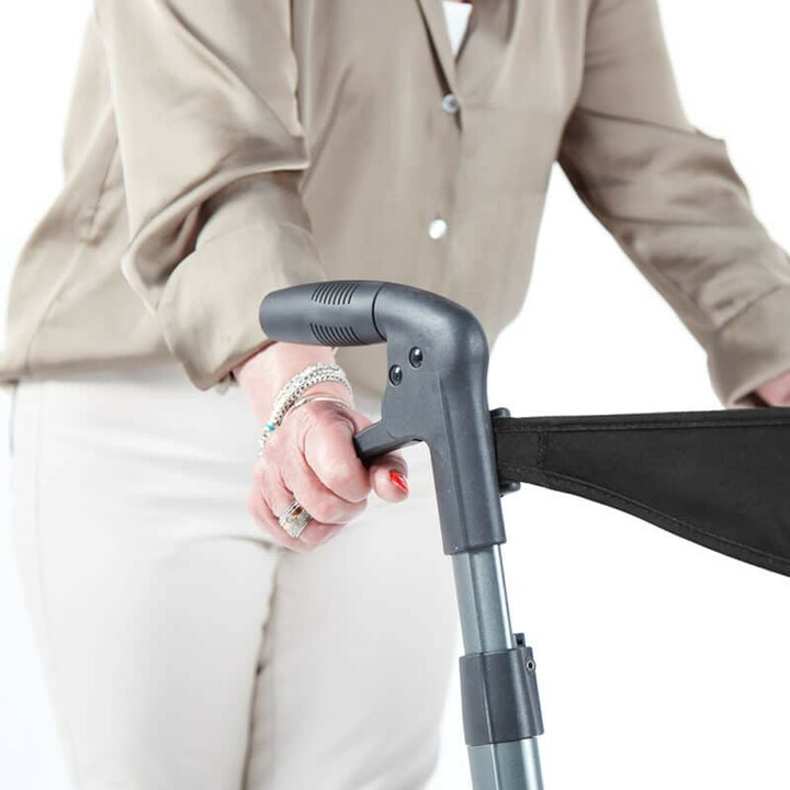 Svart rollator, ergonomisk och kompakt, ergonominen ja kompakti