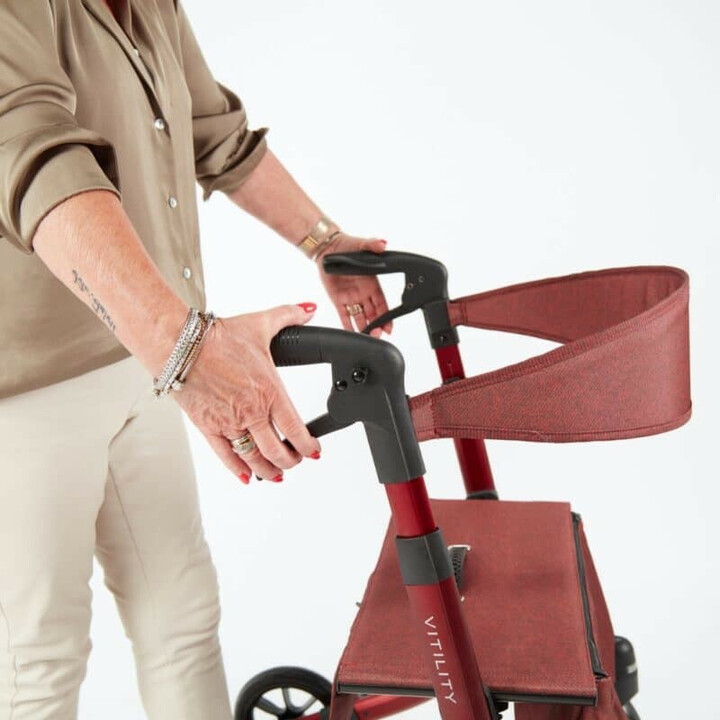Röd rollator, ergonomisk och kompakt, ergonominen ja kompakti