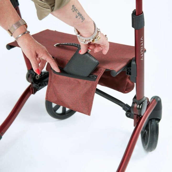 Röd rollator, ergonomisk och kompakt, ergonominen ja kompakti