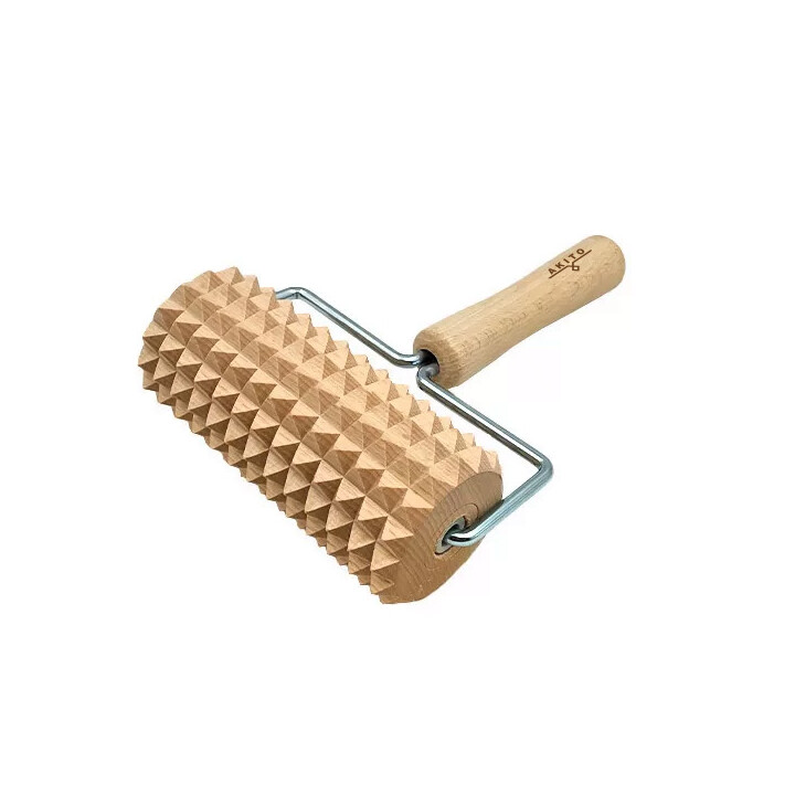 Suuri puinen selluliittihierontarulla ergonomisella kahvalla