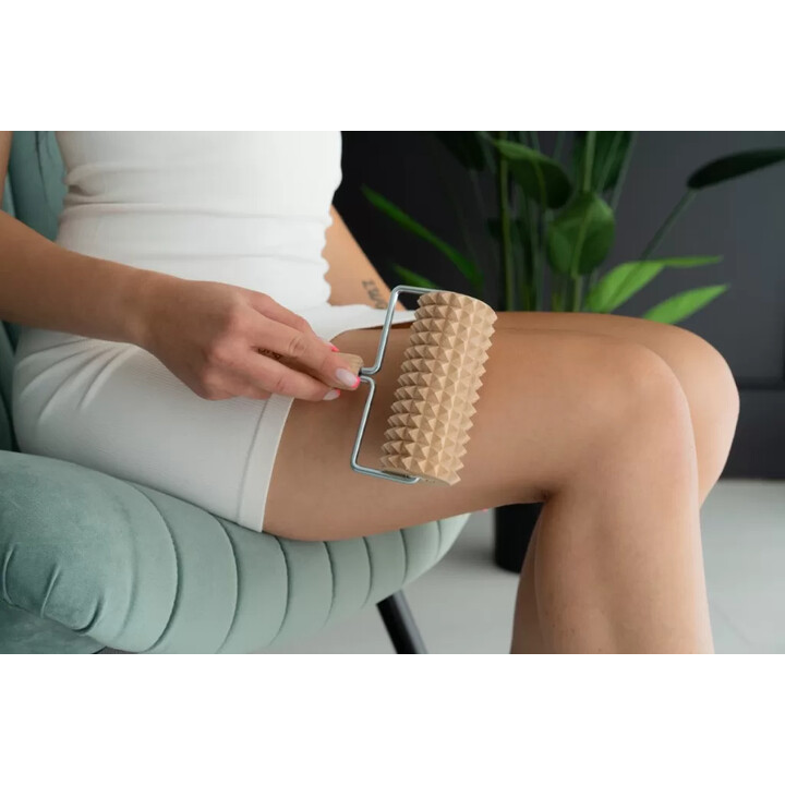 Suuri puinen selluliittihierontarulla ergonomisella kahvalla