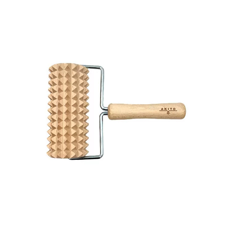 Suuri puinen selluliittihierontarulla ergonomisella kahvalla