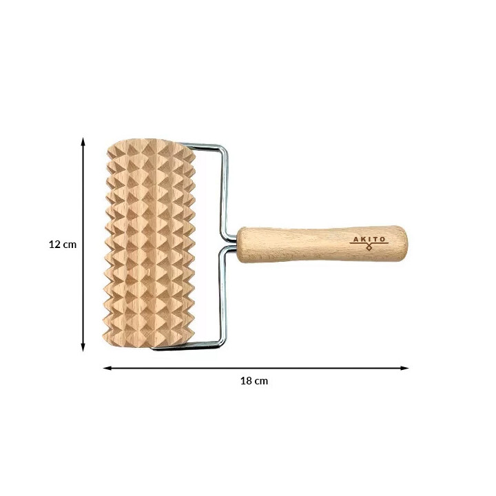 Suuri puinen selluliittihierontarulla ergonomisella kahvalla