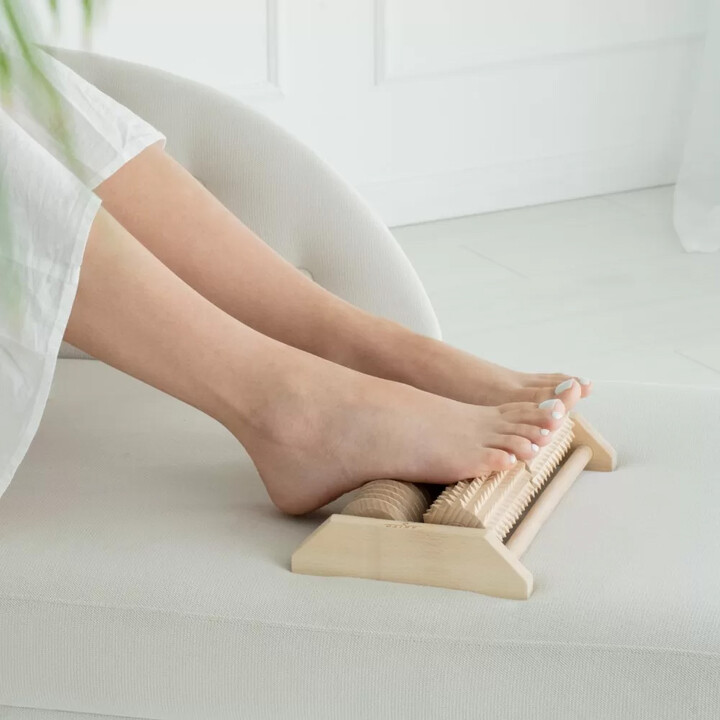 Kaksirivinen neljän rullan puinen jalkahierontalaite