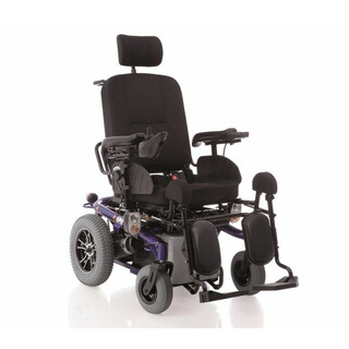 Monipuolinen sähköpyörätuoli kallistuvalla selkänojalla ja pitkällä toimintasäteellä