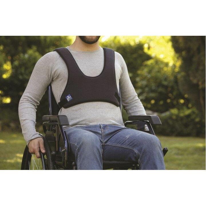 Pehmustettu rintakehän tukivyö säädettävillä pikakiinnityshihnoilla pyörätuoliin