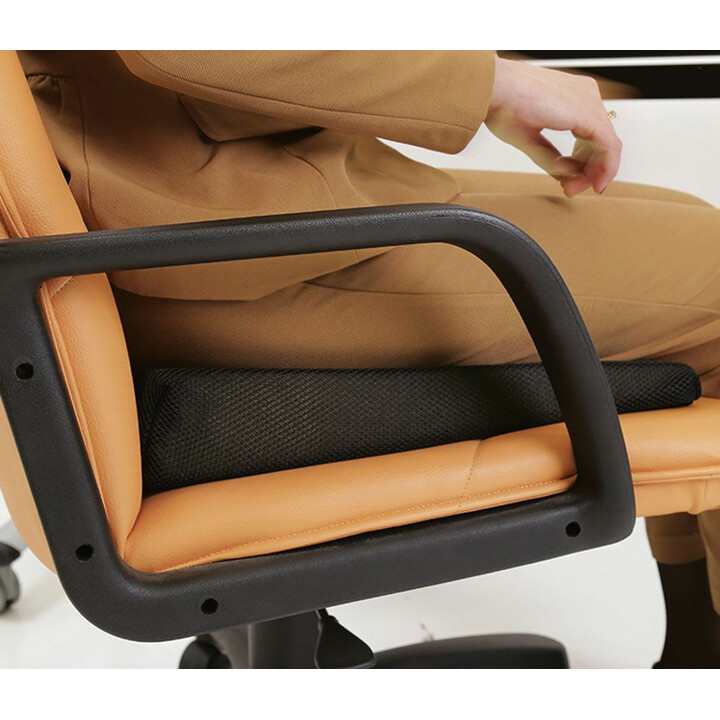 Ergonominen kiilatyyny selän tukemiseen ja ryhdin parantamiseen