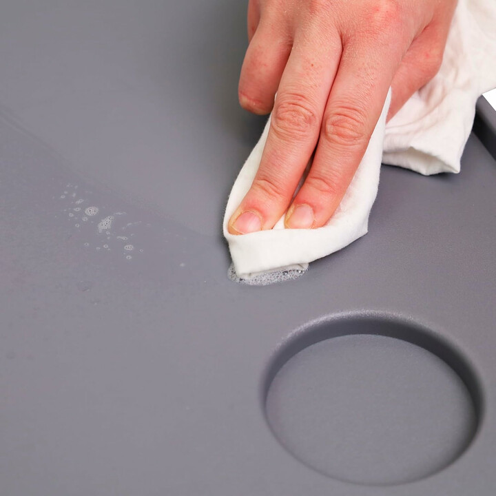 Avtagbart, lätt rullstolsbord med mugghållare