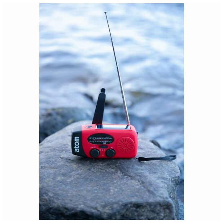 Nödradio med ljus och flera strömalternativ