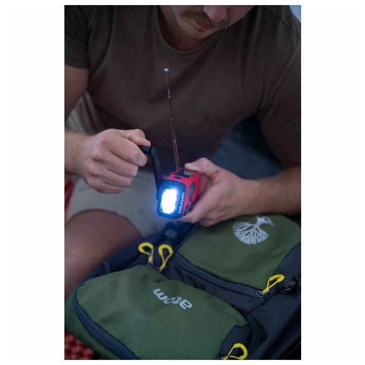 Nödradio med ljus och flera strömalternativ